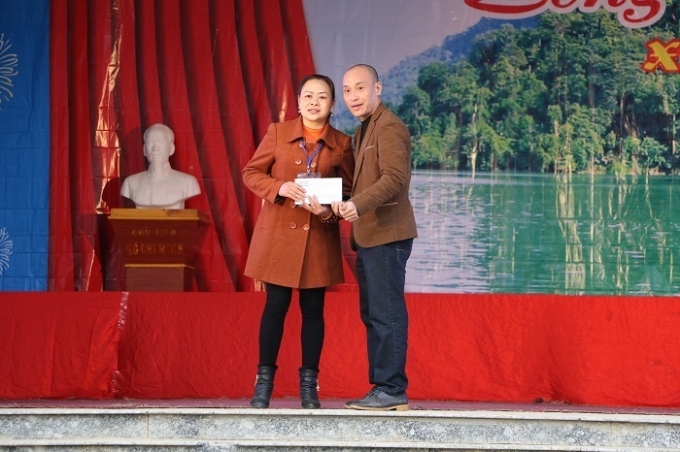 Về dự v&agrave; đưa tin lễ khai mạc Lễ hội Lồng Tồng Ba Bể (Bắc Kạn) xu&acirc;n B&iacute;nh Th&acirc;n 2016, thay mặt b&aacute;o Ph&aacute;p luật Việt Nam (Cơ quan của Bộ Tư ph&aacute;p), nh&agrave; b&aacute;o Phạm Quốc Cường - Tổng Thư k&yacute; T&ograve;a soạn trang truyền th&ocirc;ng điện tử Ph&aacute;p Luật Plus đ&atilde; d&agrave;nh tặng 10 hộ ngh&egrave;o x&atilde; Nam Mẫu (huyện Ba Bể, tỉnh Bắc Kạn) 10 triệu đồng; số tiền hỗ trợ được tr&iacute;ch từ quĩ của &nbsp;Ph&aacute;p Luật Plus (5 triệu) v&agrave; từ tấm l&ograve;ng chia sẻ của CLB B&oacute;ng đ&aacute; FC Ph&oacute;ng vi&ecirc;n Việt Nam ( 5 triệu đồng). Ảnh: Hồng Tuyến/B&aacute;o Bắc Kạn.