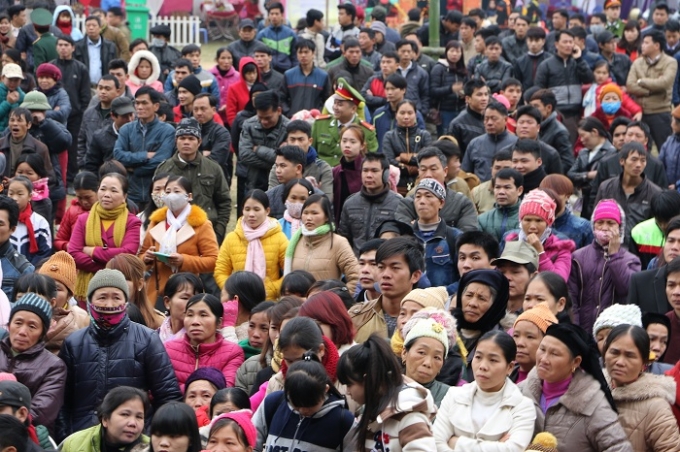 Ngay từ s&aacute;ng sớm nay (17/2), h&agrave;ng vạn người d&acirc;n địa phương v&agrave; du kh&aacute;ch thập phương đ&atilde; n&ocirc; nức k&eacute;o về c&aacute;nh đồng x&atilde; Nam Mẫu - Khu di t&iacute;ch cấp Quốc gia đặc biệt hồ Ba Bể (huyện Ba Bể, Bắc Kạn) để tham dự lễ khai hội Lễ hội Lồng Tồng xu&acirc;n B&iacute;nh Th&acirc;n (2016). Ảnh: Trung Du.&nbsp;&nbsp;