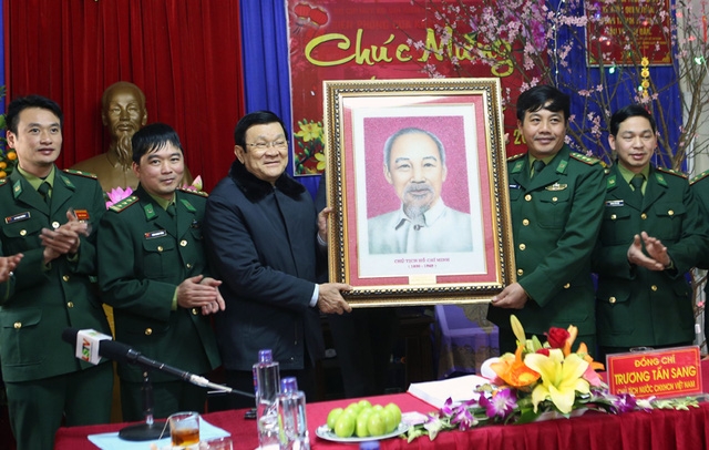 Chủ tịch nước Trương Tấn Sang tặng bức ảnh B&aacute;c Hồ cho c&aacute;n bộ, chiến sĩ Đồn Bi&ecirc;n ph&ograve;ng Hữu Nghị. Ảnh: Nguyễn Khang &ndash; TTXVN