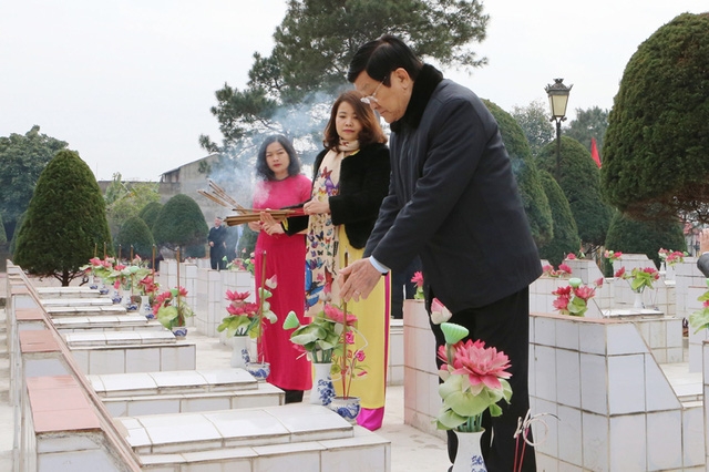 Chủ tịch nước Trương Tấn Sang đến đặt v&ograve;ng hoa v&agrave; thắp hương tại Nghĩa trang liệt sĩ th&agrave;nh phố Lạng Sơn. Ảnh: Nguyễn Khang &ndash; TTXVN.