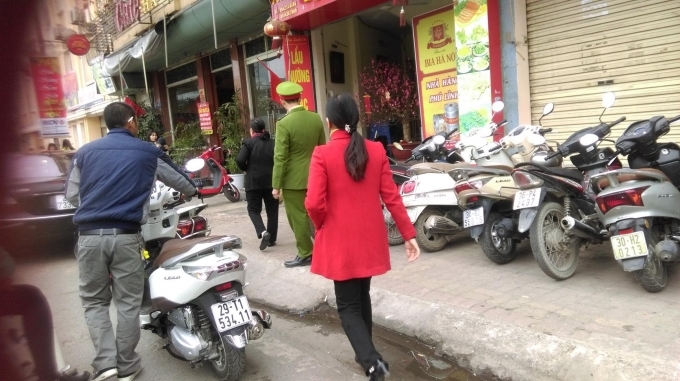 D&ugrave; lực lượng c&ocirc;ng an phường Ng&atilde; Tư Sở c&oacute; mặt nhưng c&aacute;c điểm giữ xe v&agrave;o ch&ugrave;a Ph&uacute;c Kh&aacute;nh vẫn thu tiền cao hơn nhiều lần so với quy định. (Ảnh: Thu Hường).