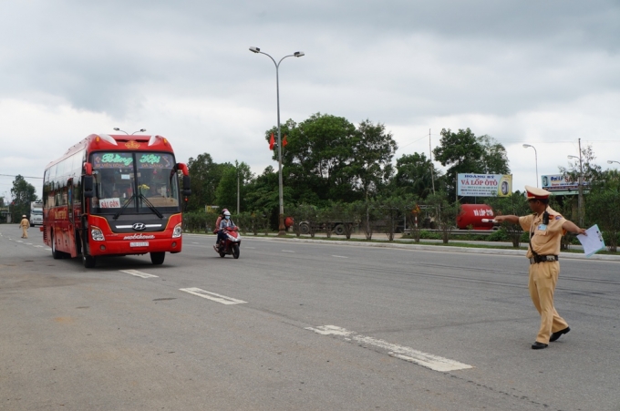 Tuần tra, kiểm so&aacute;t tr&ecirc;n đường Nguyễn Ho&agrave;ng.