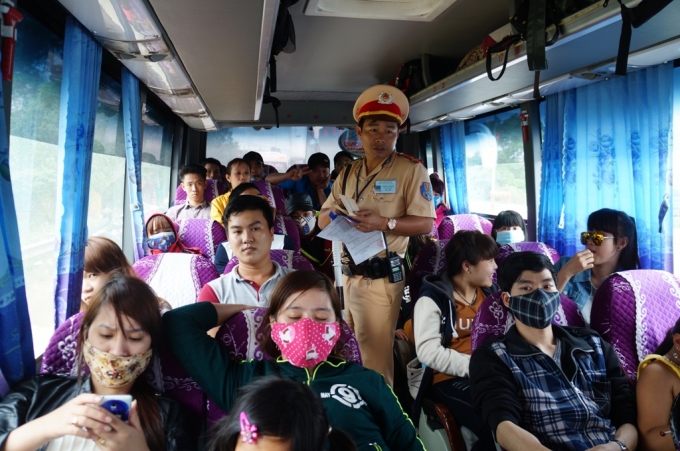 Kiểm tra lượng kh&aacute;ch tr&ecirc;n xe.