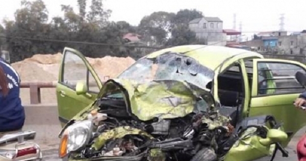 Tai nạn kinh hoàng trên cầu, nạn nhân bò khỏi xe nát bét kêu cứu