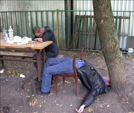 Thanh ni&ecirc;n t&ecirc;n To&agrave;n đ&atilde; đ&aacute;nh anh H&ograve;a tử vong rồi l&ecirc;n giường ngủ. Ảnh minh họa.