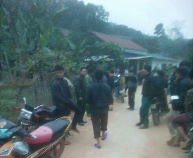 Hiện trường nơi xảy ra vụ việc c&oacute; rất đ&ocirc;ng người d&acirc;n đến xem. ( Ảnh YenBai 24H)