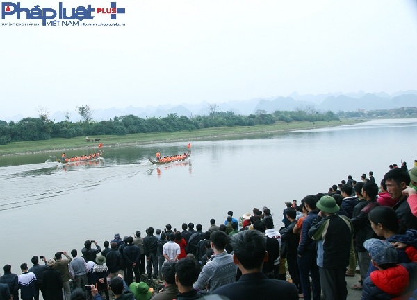 C&aacute;c đội đua tranh t&agrave;i hết sức quyết liệt trước sự cổ vũ của đ&ocirc;ng đảo người d&acirc;n.