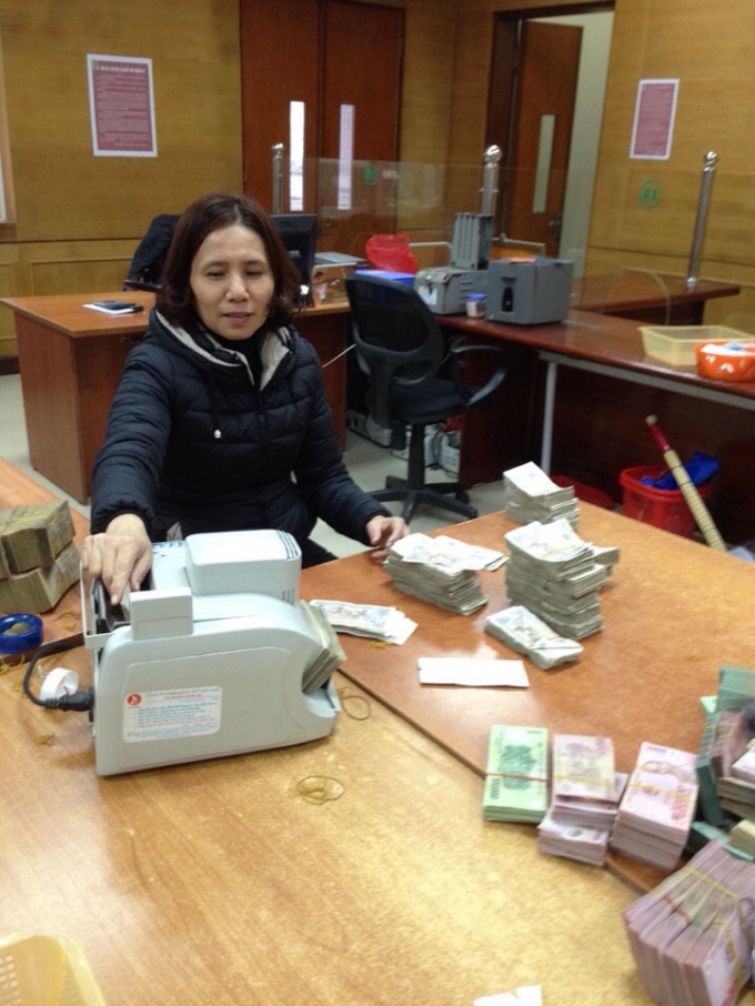 Chị Nguyễn Thị Ch&acirc;u, c&aacute;n bộ Agribank chi nh&aacute;nh TP Vinh (Nghệ An) trả lại nhiều m&oacute;n tiền thừa nhất to&agrave;n hệ thống.