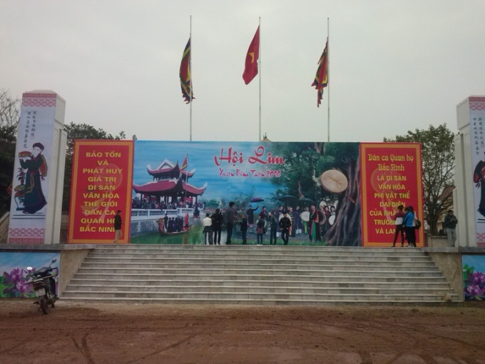 Sân kháu lớn được dựng để chuẩn bị cho việc biểu diễn của các liền anh liền chị quan họ