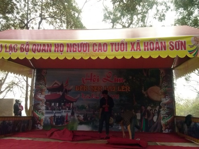 Công tác chuẩn bị sân khấu của một câu lạc bộ hát quan họ