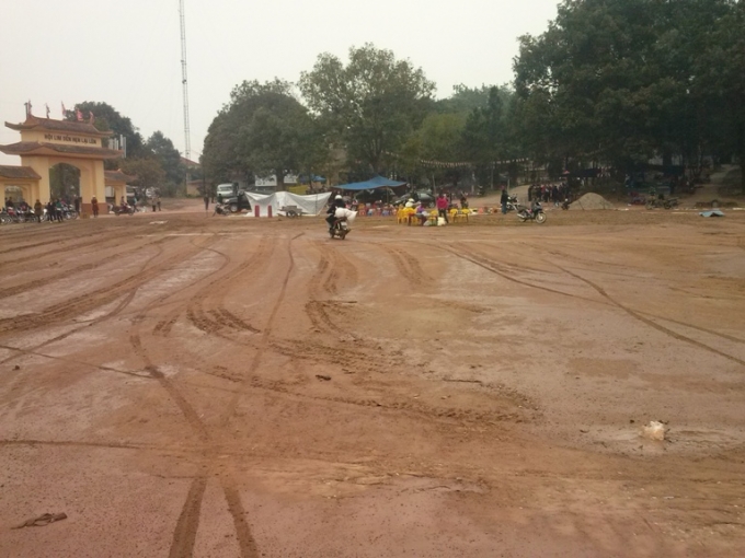 Khu vực trung tâm đồi Lim được tưới nước trước giờ khai hội