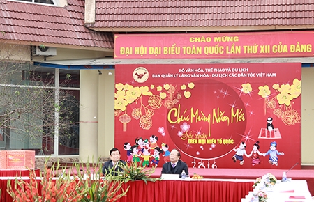 Chủ tịch nước h&acirc;n hoan ng&agrave;y Hội Lồng Tồng c&ugrave;ng b&agrave; con d&acirc;n tộc T&agrave;y