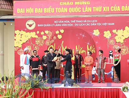 Tại đ&acirc;y, Chủ tịch nước đ&atilde; &acirc;n cần thăm hỏi, động vi&ecirc;n, kh&iacute;ch lệ b&agrave; con, đồng thời trực tiếp tham gia Lễ hội Lồng Tồng (Hội Xuống Đồng) của đồng b&agrave;o d&acirc;n tộc T&agrave;y, với mong muốn m&ugrave;a m&agrave;ng lu&ocirc;n tươi tốt, bội thu.