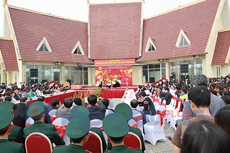 Chủ tịch nước n&ecirc;u r&otilde;: &ldquo;Trong suốt h&agrave;ng ngh&igrave;n năm lịch sử, 54 d&acirc;n tộc anh em đ&atilde; đồng cam, cộng khổ, gắn b&oacute; keo sơn đưa đất nước vượt qua mọi th&aacute;c ghềnh, thử th&aacute;ch, hun đ&uacute;c n&ecirc;n kh&iacute; ph&aacute;ch Việt Nam, tinh thần Việt Nam, x&acirc;y dựng, g&igrave;n giữ nền văn h&oacute;a Việt Nam, đất nước Việt Nam tươi đẹp&rdquo;.