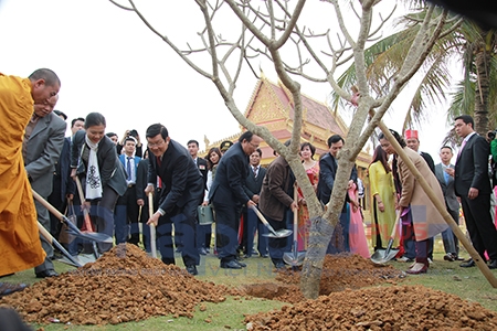 Chủ tịch nước nhấn mạnh c&ocirc;ng cuộc đổi mới đất nước mạnh mẽ, to&agrave;n diện, đồng bộ trong tiến tr&igrave;nh hội nhập quốc tế đ&ograve;i hỏi mọi người Việt Nam d&ugrave; thuộc d&acirc;n tộc n&agrave;o cũng phải nỗ lực phấn đấu hết sức m&igrave;nh, g&oacute;p phần x&acirc;y dựng đất nước gi&agrave;u mạnh, giữ g&igrave;n non s&ocirc;ng, gấm v&oacute;c Việt Nam, xứng đ&aacute;ng với c&ocirc;ng lao của c&aacute;c thế hệ cha &ocirc;ng v&agrave; l&agrave;m tr&ograve;n tr&aacute;ch nhiệm với c&aacute;c thế hệ mai sau.