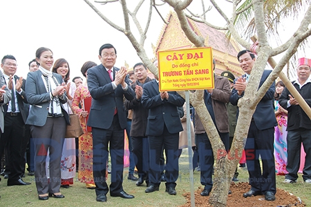 Chủ tịch nước cho rằng Đại hội XII của Đảng đ&atilde; đề ra đường lối đẩy mạnh to&agrave;n diện, đồng bộ sự nghiệp đổi mới, ph&aacute;t triển kinh tế nhanh, bền vững, sớm đưa Việt Nam trở th&agrave;nh nước c&ocirc;ng nghiệp theo hướng hiện đại v&agrave; bảo vệ vững chắc Tổ quốc Việt Nam x&atilde; hội chủ nghĩa.