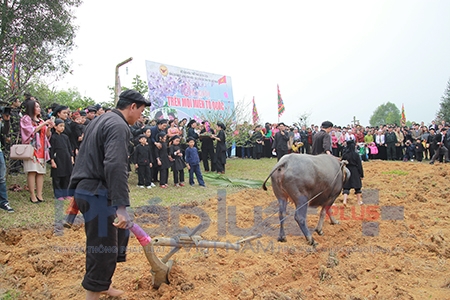 Năm B&iacute;nh Th&acirc;n 2016 l&agrave; năm đầu ti&ecirc;n thực hiện Nghị quyết Đại hội Đảng c&aacute;c cấp v&agrave; Đại hội Đảng to&agrave;n quốc lần thứ XII, Chủ tịch nước đề nghị đồng b&agrave;o c&aacute;c d&acirc;n tộc trong cả nước cần nỗ lực triển khai thực hiện Nghị quyết ngay từ những ng&agrave;y đầu, th&aacute;ng đầu năm mới, sớm đưa Nghị quyết Đại hội v&agrave;o cuộc sống, l&agrave;m cho c&aacute;c mục ti&ecirc;u, nhiệm vụ sớm trở th&agrave;nh hiện thực.