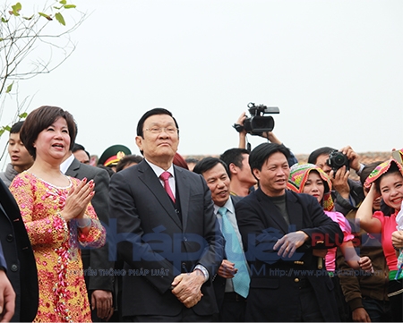 Với niềm tin vững chắc v&agrave;o thắng lợi của c&ocirc;ng cuộc đổi mới sẽ l&agrave;m tươi thắm hơn sắc xu&acirc;n tr&ecirc;n mọi miền của Tổ quốc, Chủ tịch nước gửi tới to&agrave;n thể đồng b&agrave;o 54 d&acirc;n tộc anh em, đồng ch&iacute; v&agrave; chiến sỹ cả nước, đồng b&agrave;o Việt Nam ở nước ngo&agrave;i lời ch&uacute;c mừng năm mới tốt đẹp nhất,...