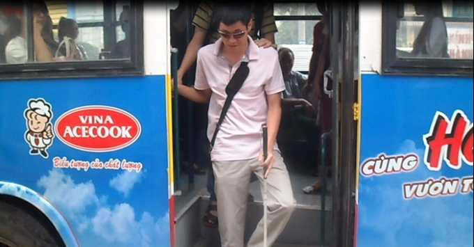 Ch&agrave;ng trai khiếm thị Trần Thế Đạt tự tin tham gia giao th&ocirc;ng bằng xe bu&yacute;t.