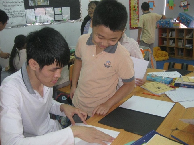 Anh Trần Thế Đạt dạy chữ nổi cho trẻ khuyết tật.