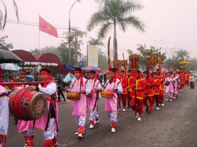 Đo&agrave;n rước kiệu Ngọc Lộ rước ch&acirc;n nhang từ ch&ugrave;a Phổ Minh quay về Đền Trần.