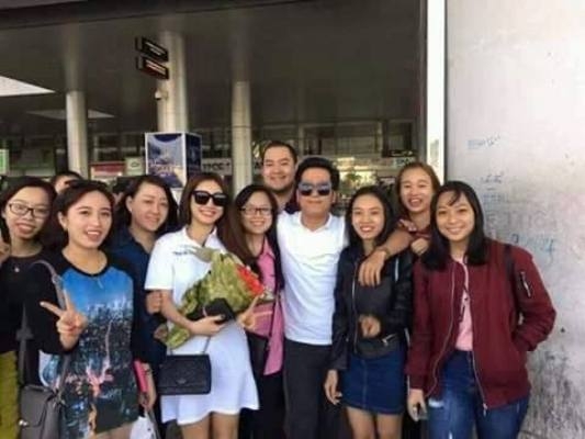 Cặp đ&ocirc;i được c&aacute;c fan h&acirc;m mộ ch&agrave;o đ&oacute;n nhiệt t&igrave;nh. Ảnh: facebook.