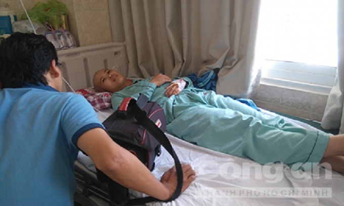 Nạn nh&acirc;n kể lại sự việc với ph&oacute;ng vi&ecirc;n.