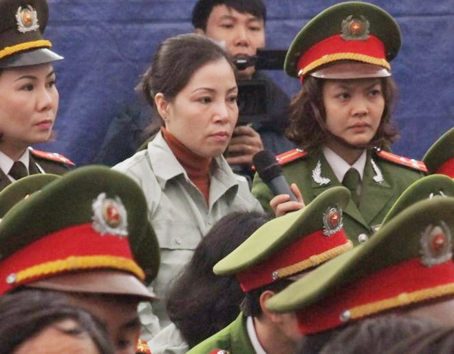 Nữ tử t&ugrave; Nguyễn Thị Huệ tại phi&ecirc;n t&ograve;a x&eacute;t xử.