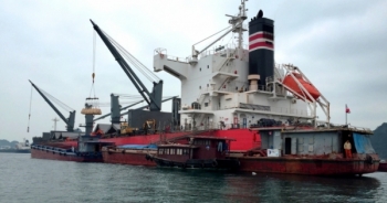 Vịnh Hạ Long: Bức tranh di sản "hoen ố" do tàu sang tải trái phép