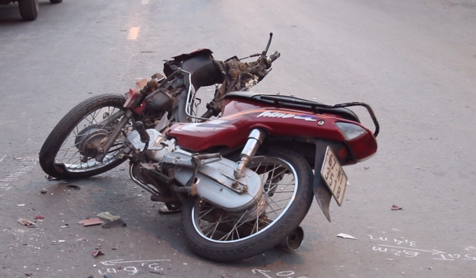 Chiếc xe m&aacute;y của nạn nh&acirc;n bị hư hỏng rất nặng.