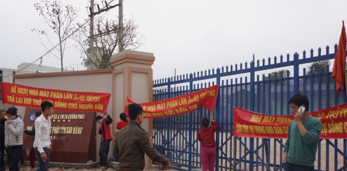 Chiều 19/2, người d&acirc;n Đa Sỹ đ&atilde; tụ tập, căng băg r&ocirc;n, khẩu hiệu phản đối hoạt động xả kh&iacute; thải g&acirc;y &ocirc; nhiễm của nh&agrave; m&aacute;y ph&acirc;n b&oacute;n Sao N&ocirc;ng. (Ảnh: Anh Thắng)