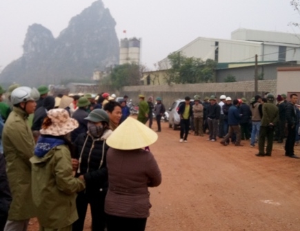 Rất đ&ocirc;ng người d&acirc;n tụ tập phản đối. Lực lượng c&ocirc;ng an đ&atilde; phải c&oacute; mặt tại hiện trường. (Ảnh: Anh Thắng)