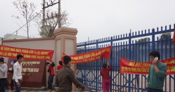 Căng băng rôn phản đối nhà máy phân bón gây ô nhiễm