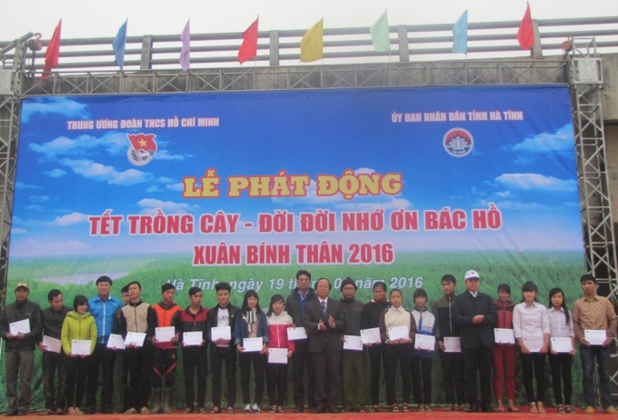Ph&aacute;t động tết tr&ocirc;ng c&acirc;y v&agrave; trao 20 suất qu&agrave; cho học sinh c&oacute; ho&agrave;n cảnh kh&oacute; khăn.
