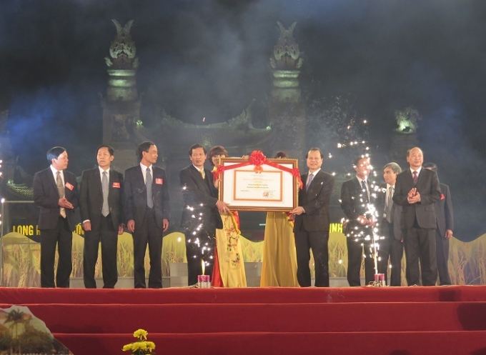 Thay mặt l&atilde;nh đạo Đảng, Nh&agrave; nước, Ph&oacute; Thủ tướng Ch&iacute;nh phủ Vũ Văn Ninh, Trưởng ban chỉ đạo Chương tr&igrave;nh mục ti&ecirc;u quốc gia về x&acirc;y dựng n&ocirc;ng th&ocirc;n mới đ&atilde; trao &ldquo;Bằng c&ocirc;ng nhận huyện Hưng H&agrave; (tỉnh Th&aacute;i B&igrave;nh) đạt chuẩn n&ocirc;ng th&ocirc;n mới năm 2015&rdquo; cho Đảng bộ, ch&iacute;nh quyền v&agrave; nh&acirc;n d&acirc;n tỉnh Th&aacute;i B&igrave;nh. Theo đ&oacute;, Hưng H&agrave;&nbsp;l&agrave; huyện đầu ti&ecirc;n của tỉnh Th&aacute;i B&igrave;nh đạt chuẩn n&ocirc;ng th&ocirc;n mới.&nbsp;Ảnh: Nam Hồng.