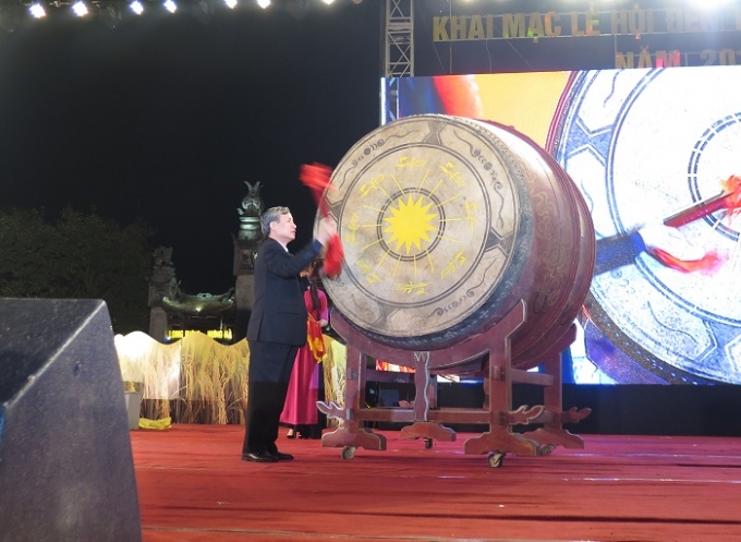 Đồng ch&iacute; Trần Quốc Vượng, Ủy vi&ecirc;n Bộ Ch&iacute;nh trị, Chủ nhiệm Ủy ban kiểm tra Trung ương Đảng đ&aacute;nh trống khai hội Lễ hội đền Trần Th&aacute;i B&igrave;nh năm 2016.&nbsp;Ảnh: Nam Hồng.