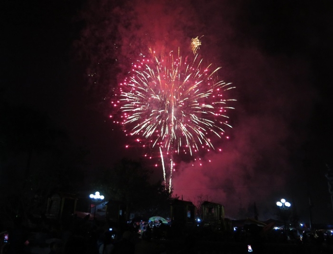 M&agrave;n bắn ph&aacute;o hoa k&eacute;o d&agrave;i khoảng 15 ph&uacute;t cuối buổi lễ đ&atilde; l&agrave;m nức l&ograve;ng h&agrave;ng vạn du kh&aacute;ch thập phương v&agrave; nh&acirc;n d&acirc;n địa phương về dự lễ khai hội dền Trần Th&aacute;i B&igrave;nh xu&acirc;n B&iacute;nh Th&acirc;n 2016.&nbsp;Ảnh: Nam Hồng.