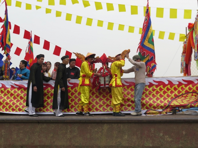 Được biết, tục rước nước đ&atilde; tồn tại h&agrave;ng trăm năm ở đ&acirc;y. N&oacute; kh&ocirc;ng chỉ l&agrave; tập tục của cư d&acirc;n n&ocirc;ng nghiệp m&agrave; tại lễ hội n&agrave;y n&oacute; c&ograve;n thể hiện sự nhắc nhở mọi người &ldquo;Uống nước nhớ nguồn&rdquo;; đồng thời cũng l&agrave; biểu lộ sự tri &acirc;n với nghề đ&aacute;nh c&aacute; xưa của họ Trần, bởi tổ ti&ecirc;n nh&agrave; Trần trước đ&acirc;y sống bằng nghề s&ocirc;ng nước.&nbsp;Ảnh: Nam Hồng.