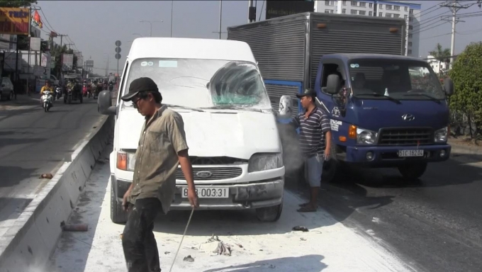 Vụ ch&aacute;y đ&atilde; l&agrave;m tuyến đường tắc nghẽn.