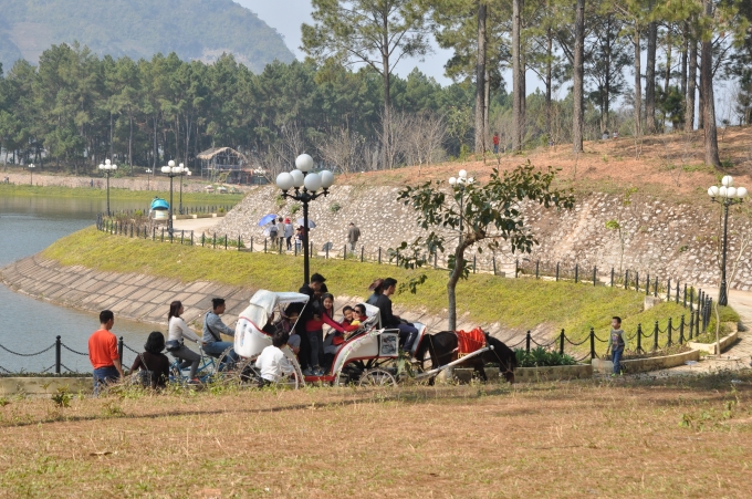 Du kh&aacute;ch đi xe đạp xung quanh hồ. (ảnh: Minh Long).