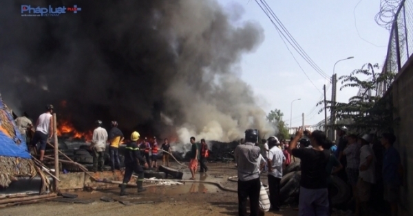 Bình Dương: Cháy kho phế liệu, hàng nghìn m2 bị thiêu rụi