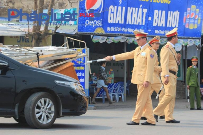 Lực lượng CSGT l&agrave; lực lượng n&ograve;ng cốt trong c&ocirc;ng t&aacute;c đảm bảo an ninh trật tự tại lễ hội.