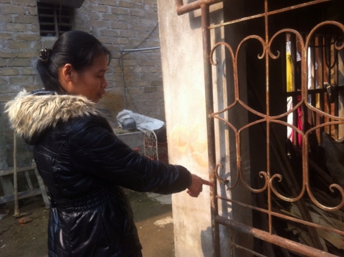 Cửa chuồng tr&acirc;u của gia đ&igrave;nh anh Thạch bị kẻ gian d&ugrave;ng k&igrave;m cộng lực cắt thanh th&eacute;p để trộm tr&acirc;u.