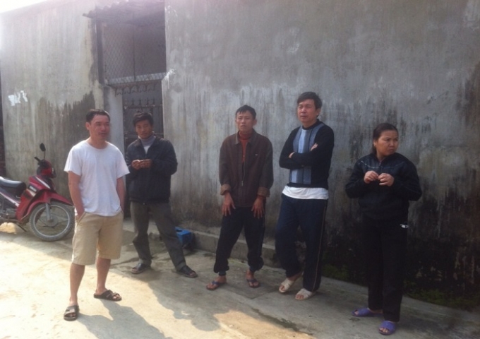 Nhiều người d&acirc;n địa phương hay tin gia đ&igrave;nh anh Thạch bị trộm tr&acirc;u đ&atilde; t&igrave;m đến hỏi thăm.