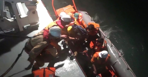 20 thuyền viên trên tàu sắp chìm được cứu giữa đêm