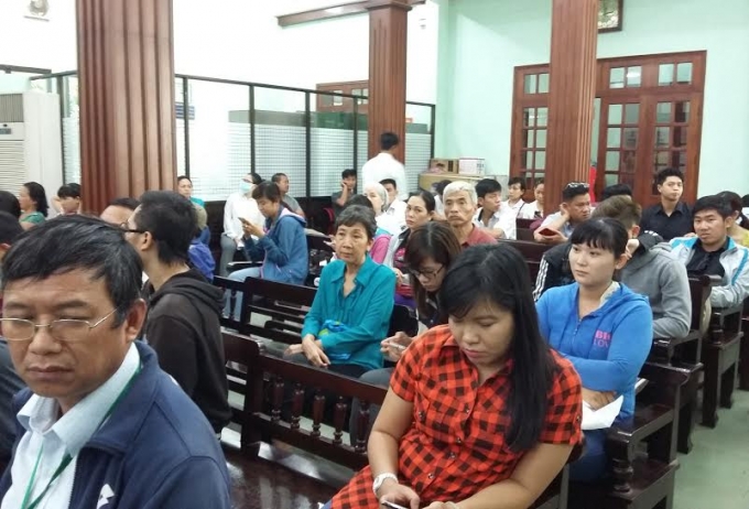 Nhiều người d&acirc;n ngồi chờ đến lượt l&agrave;m thủ tục cấp thẻ căn cước tại PC64.