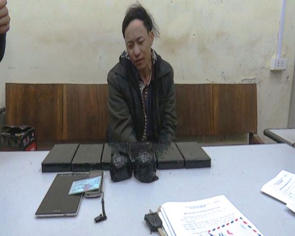 Đối tượng v&agrave; tang vật thu giữ.