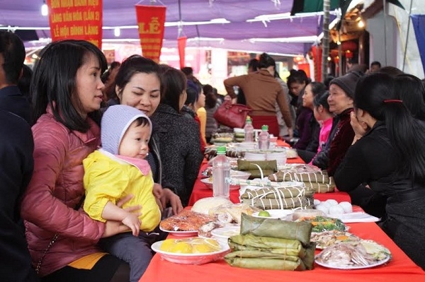 H&agrave;ng ng&agrave;n người từ c&aacute;c cụ gi&agrave;, cao li&ecirc;n, thanh ni&ecirc;n nam nữ, trẻ em tới dự tiệc.