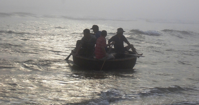 Ngư d&acirc;n đang h&agrave;nh nghề v&acirc;y lưới bắt t&ocirc;m tr&ecirc;n biển Quảng Nam.