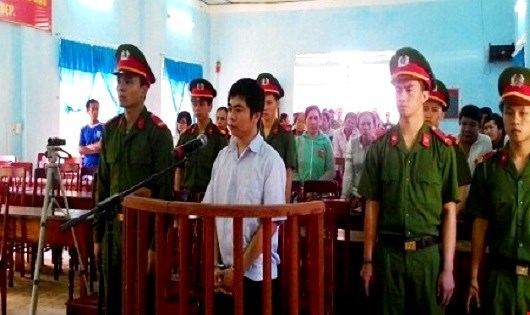 Bị c&aacute;o trước v&agrave;nh m&oacute;ng ngựa.